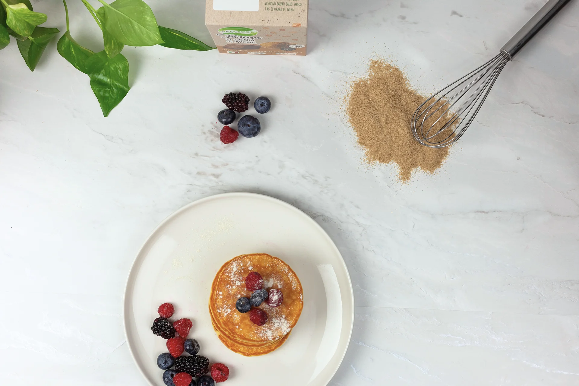 Immagine che mostra un piatto con dei pancake fatti con farina di Okara di Avena